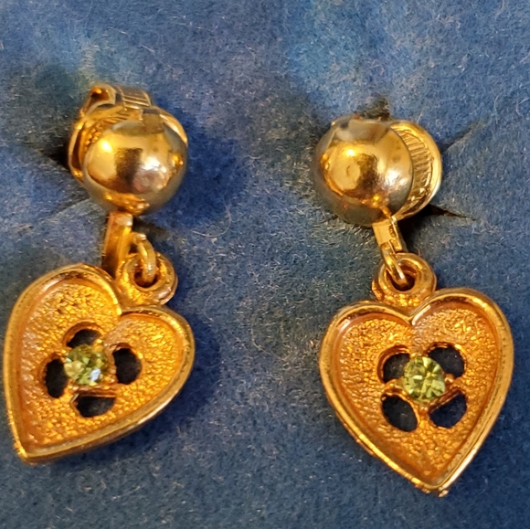 Vintage La Rue clips goldtone clip earrings hearts with green stones - Picture 4 of 8